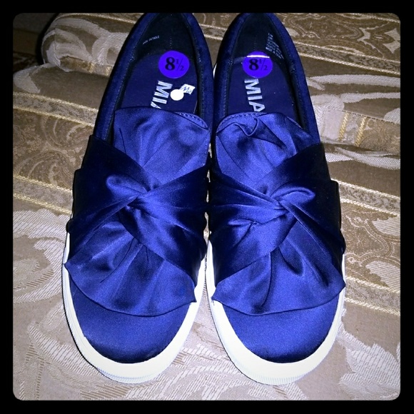 mia zori slip on sneaker